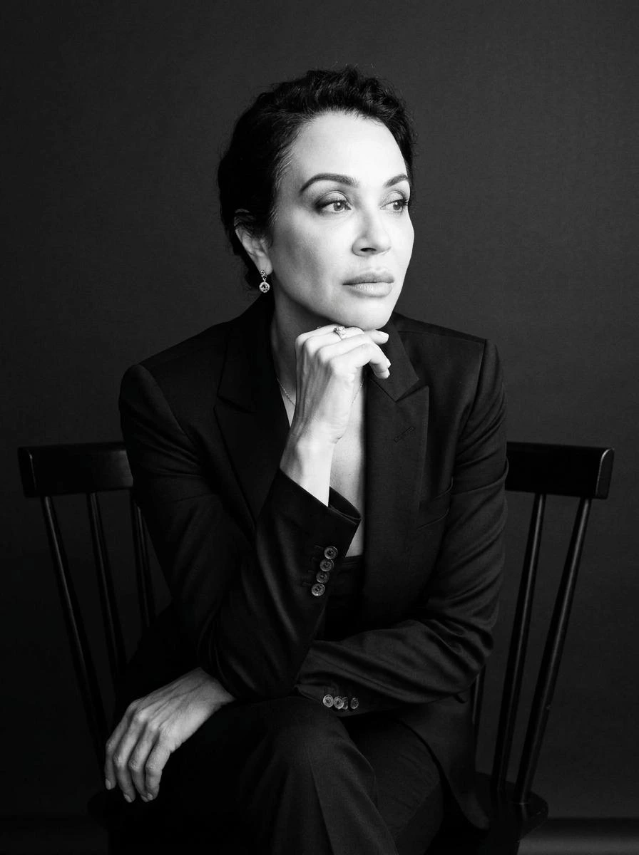 Rita de Cássia Rocha, founder da RITA AI, sentada em retrato editorial preto e branco